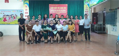 Chia tay đồng chí  Nguyễn Thị Chiên Hiệu trưởng nhà trường về nghỉ hưu theo chế độ